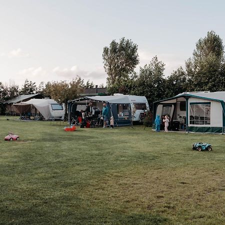 Camping De Tulpenweide Lege Kampeerplaats, Lege Plaats Op Het Gras Zonder Bed Breezand エクステリア 写真