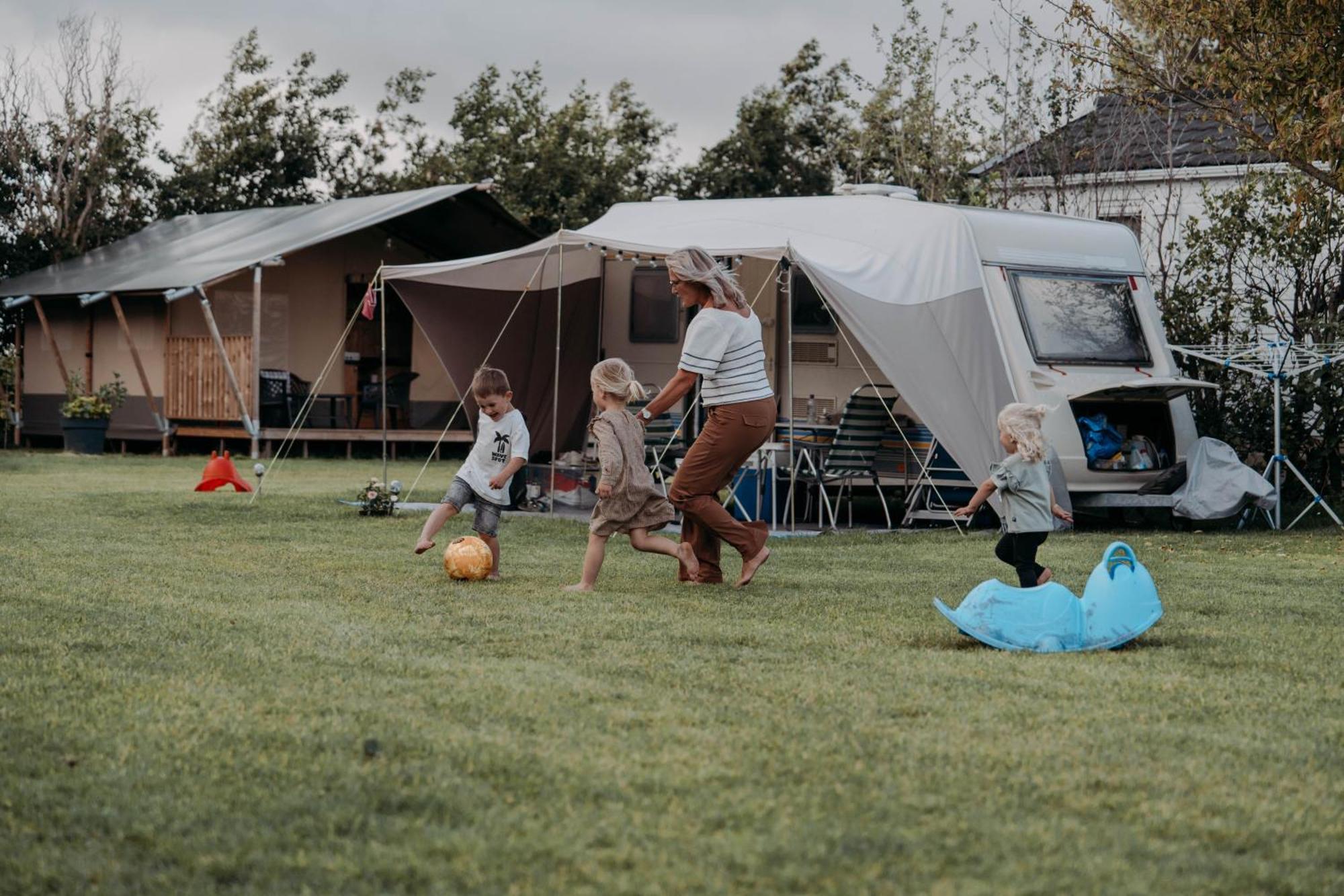 Camping De Tulpenweide Lege Kampeerplaats, Lege Plaats Op Het Gras Zonder Bed Breezand エクステリア 写真