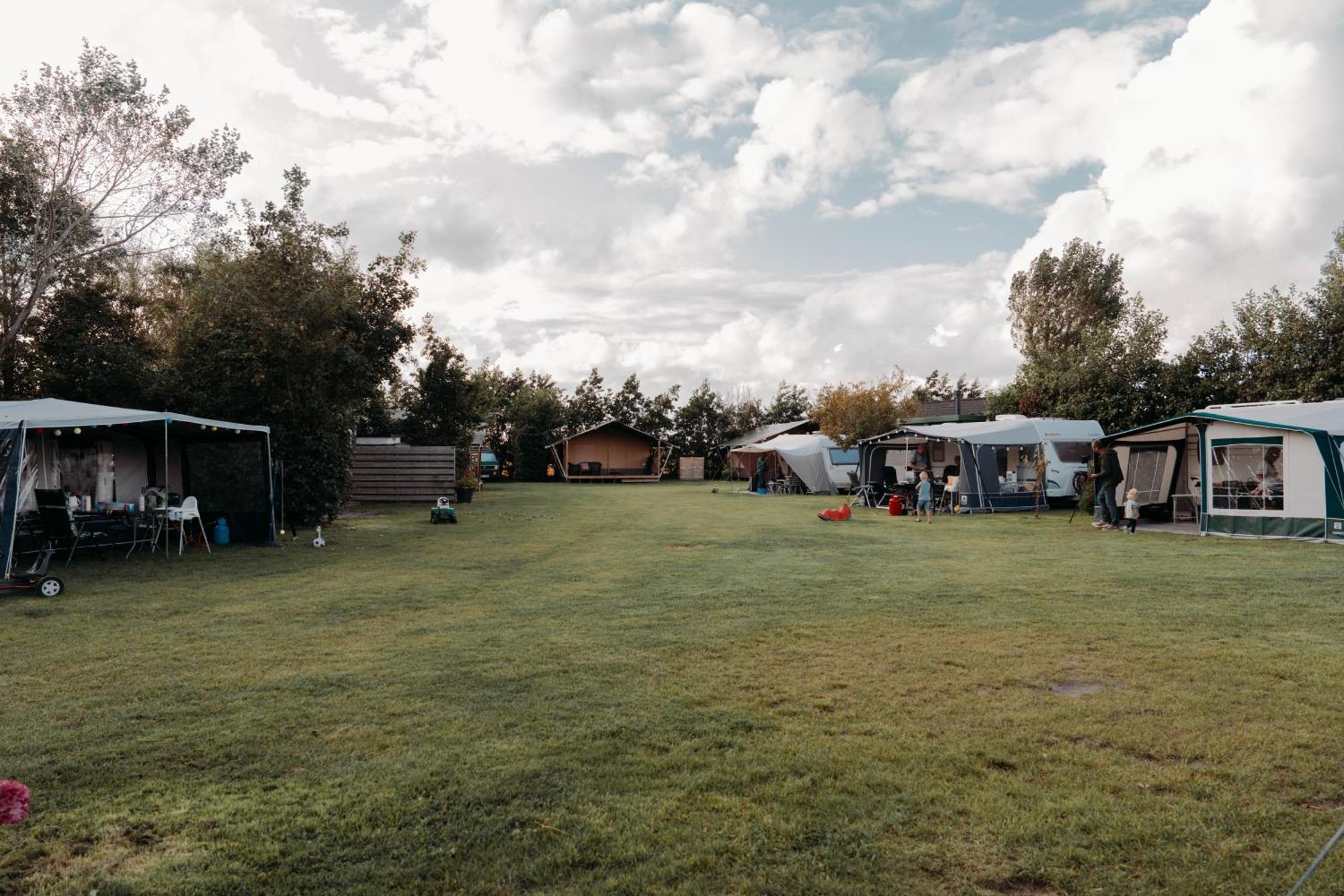 Camping De Tulpenweide Lege Kampeerplaats, Lege Plaats Op Het Gras Zonder Bed Breezand エクステリア 写真