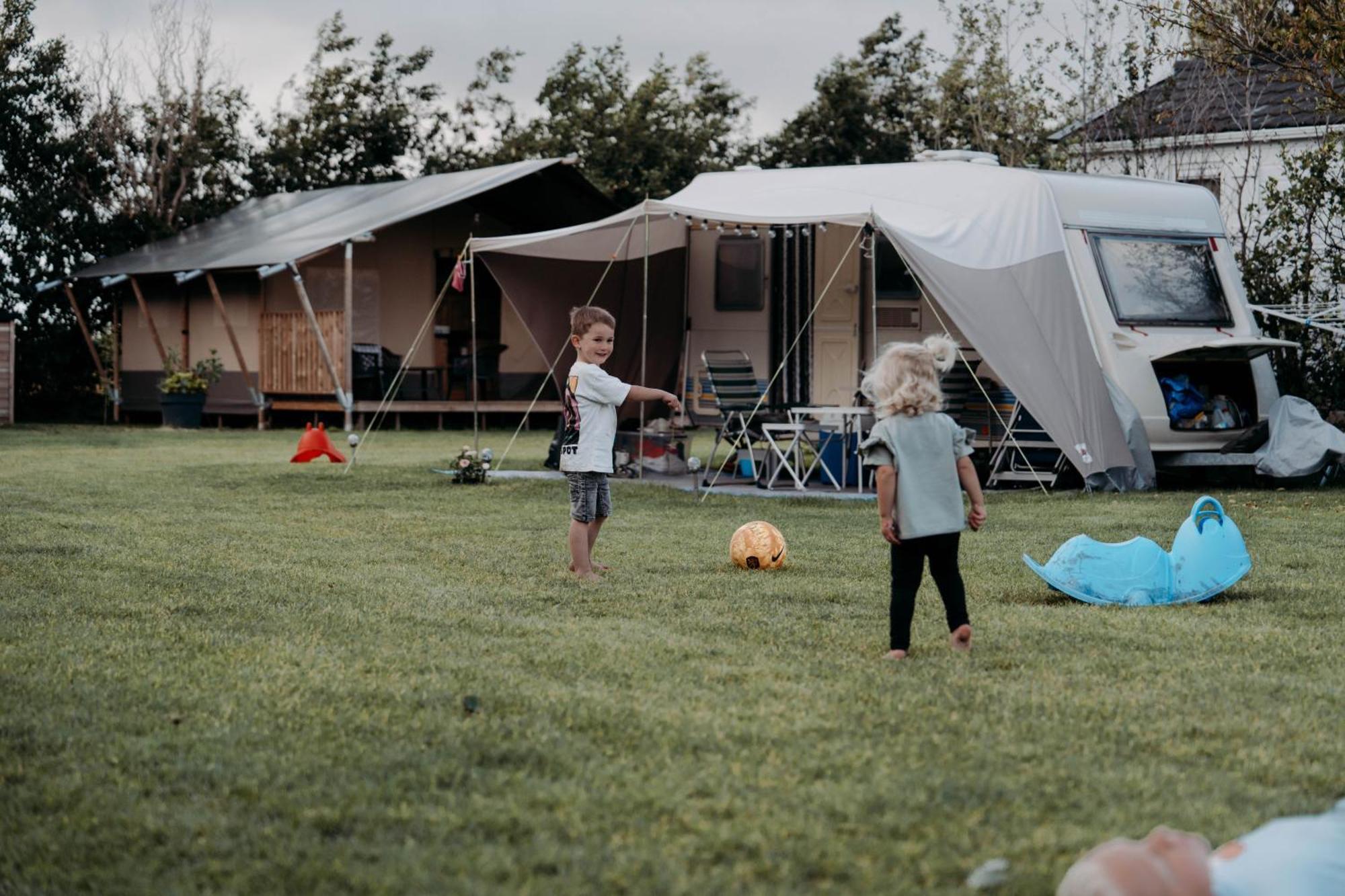 Camping De Tulpenweide Lege Kampeerplaats, Lege Plaats Op Het Gras Zonder Bed Breezand エクステリア 写真