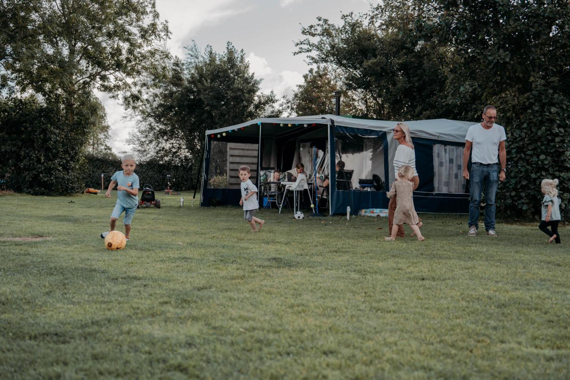 Camping De Tulpenweide Lege Kampeerplaats, Lege Plaats Op Het Gras Zonder Bed Breezand エクステリア 写真