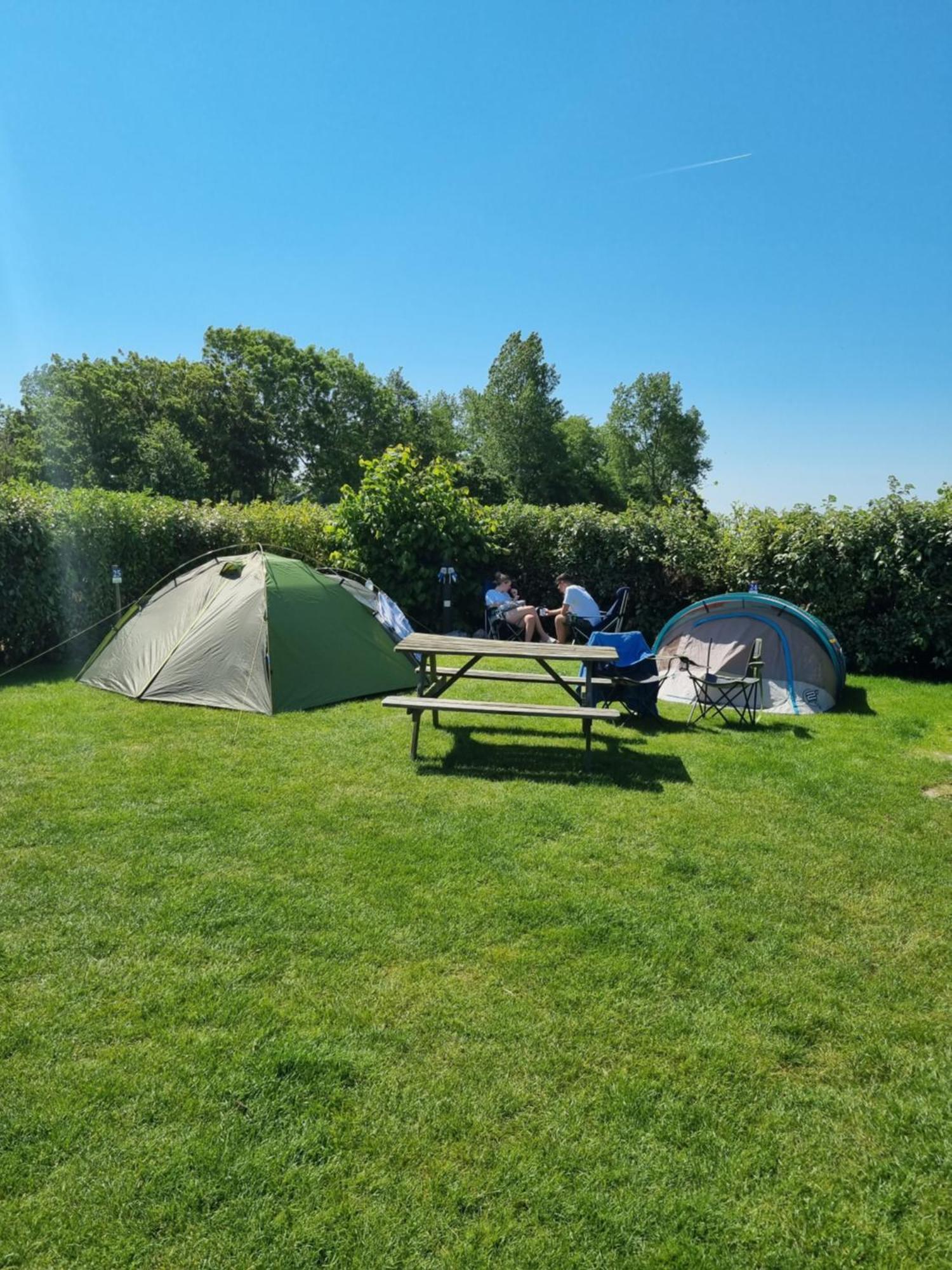 Camping De Tulpenweide Lege Kampeerplaats, Lege Plaats Op Het Gras Zonder Bed Breezand エクステリア 写真