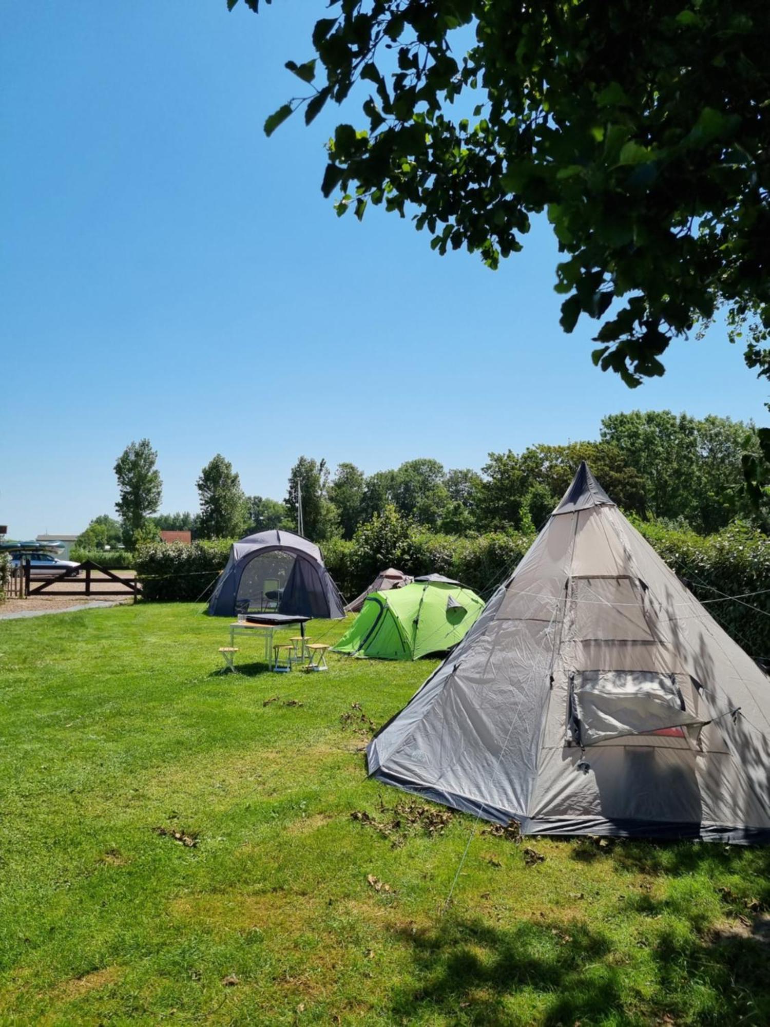 Camping De Tulpenweide Lege Kampeerplaats, Lege Plaats Op Het Gras Zonder Bed Breezand 部屋 写真