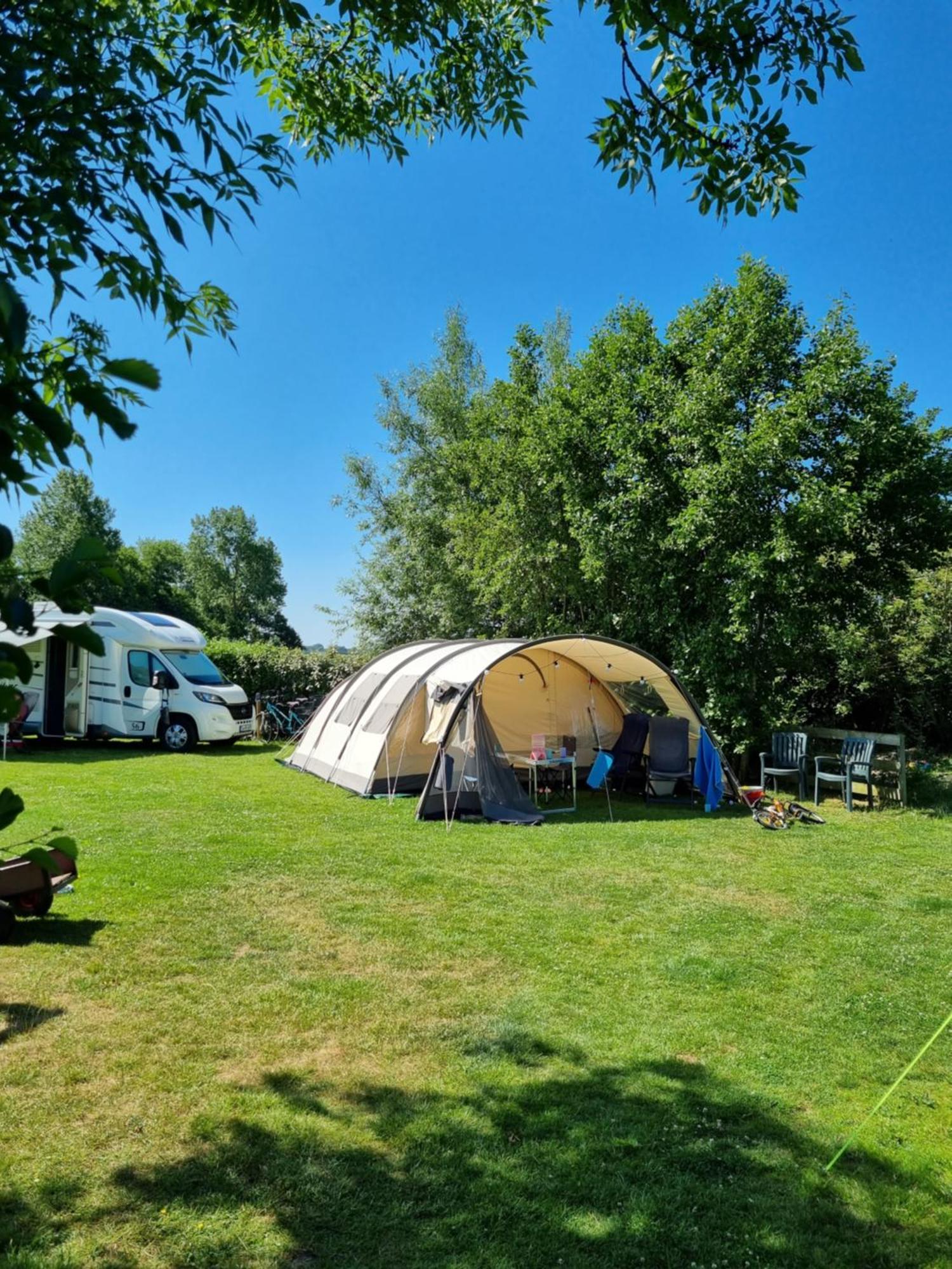 Camping De Tulpenweide Lege Kampeerplaats, Lege Plaats Op Het Gras Zonder Bed Breezand 部屋 写真